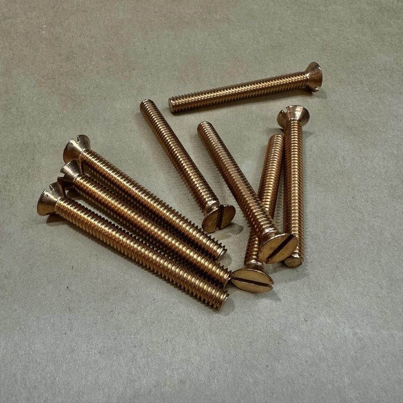 Bronse maskinskrue